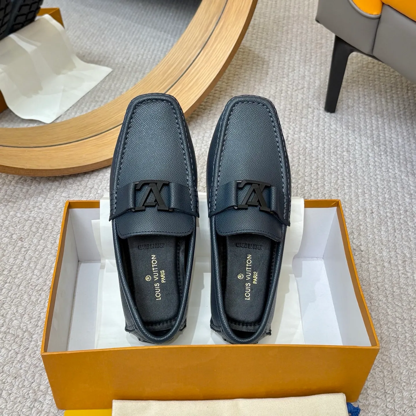 Men's men's shoes 💰420 (Yangli) LV 2⃣️0⃣️2⃣️5️⃣Spring and summer counter GLORIA series models ✈️Original factory special leather production, original last type. A classic driving slip-on casual shoe that shows an elegant style with exquisite craftsmanship details such as Monogram embossing all over the upper🌀Italian imported calfskin fabric Sheepskin foot pads➕Inside～Private mold replica sole Unique style Comfortable driving slip-on Size: 4-12 (38-46) Comes with [Counter packaging: original box, wrapping paper, card, instruction manual, shoehorn, cloth bag] No pressure to enter and leave the counter!
